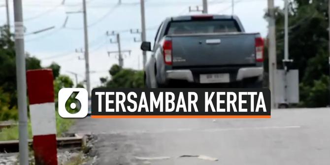 VIDEO: Sopir Nekat, Mobil Nyaris Tersambar Kereta yang Melintas