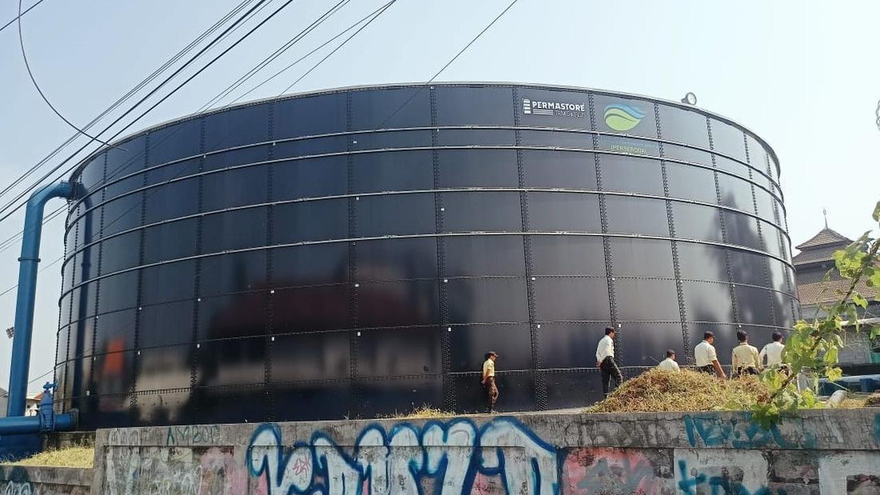 Pihaknya tidak akan melakukan operasional water tank sebelum dinyatakan aman. PT Tirta Asasta akan melakukan pembangunan pagar sehingga jika terjadi kebocoran air tidak akan ke mana-mana.