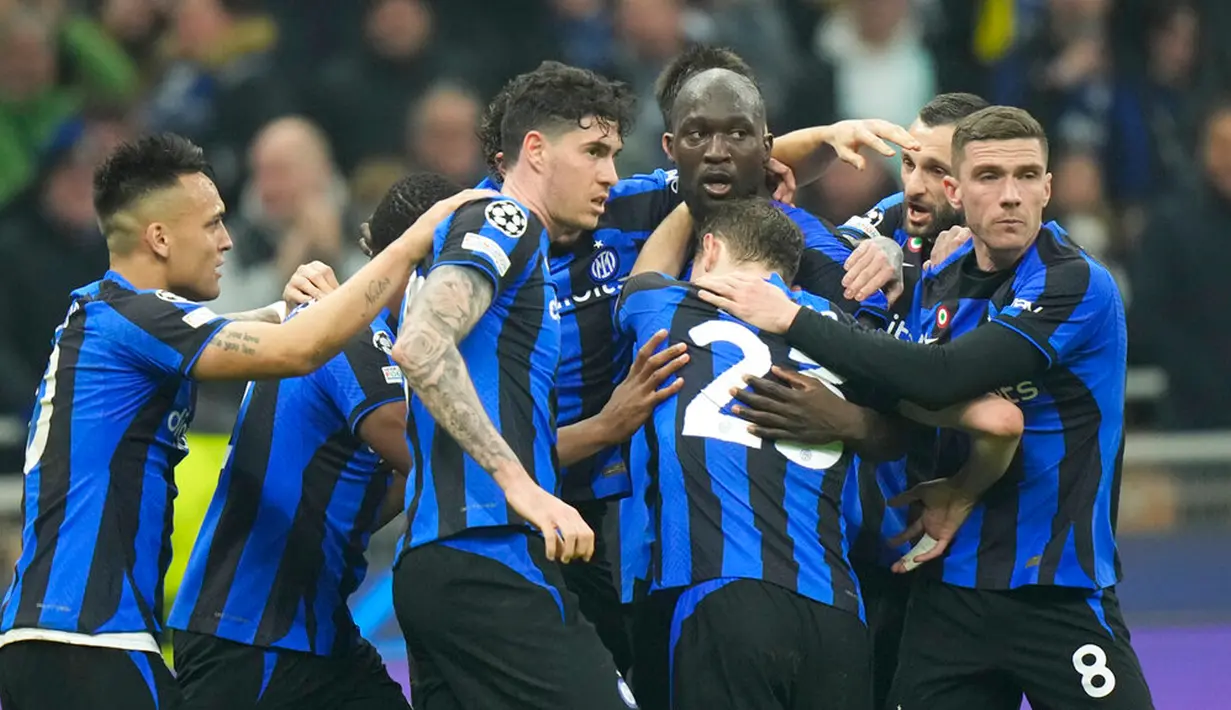 <p>Pemain Inter Milan Romelu Lukaku (tengah) mendapat selamat dari rekan setimnya setelah mencetak gol ke gawang Porto pada pertandingan sepak bola leg pertama babak 16 besar Liga Champions di Stadion San Siro, Milan, Italia, 22 Februari 2023. Inter Milan mengalahkan Porto dengan skor 1-0. (AP Photo/Luca Bruno)</p>