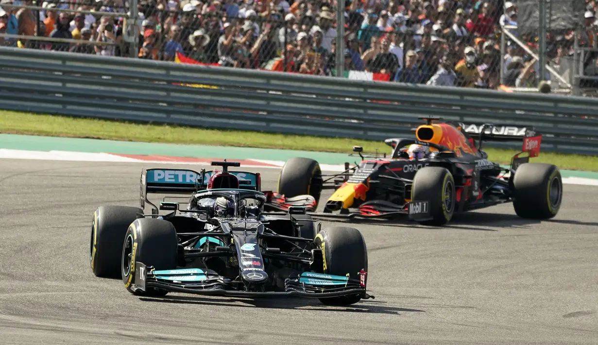 Mengawali balapan dari posisi pole, Verstappen harus disalip oleh Lewis Hamilton pada tikungan pertama. Pembalap Mercedes tersebut, terus mempertahankan posisi pertamanya di lap-lap awal balapan. (AP/Eric Gay)