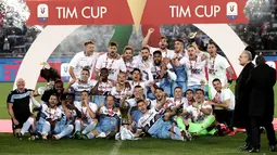 Pemain Lazio dan staf merayakan kemenangan dengan maskot mereka, burung elang dan trofi Coppa Italia pada akhir babak final yang mempertemukan Atalanta dan Lazio di Stadio Olimpico, Rabu (15/5/2019). Lazio keluar sebagai juara Coppa Italia setelah mengalahkan Atalanta 2-0. (Isabella BONOTTO/AFP)