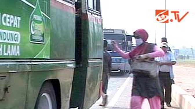 Bus Kembali Ngetem di Pintu Tol Jatibening  News Liputan6 com