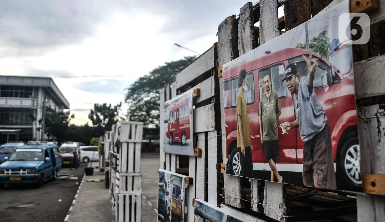 Karya foto yang ditampilkan dalam pameran Lensa Anak Terminal terlihat dari jendela angkutan umum di Terminal Depok Baru, Jawa Barat, Minggu (12/12/2021). Pameran yang menghadirkan 38 foto karya 30 peserta tersebut berlangsung hingga 19 Desember mendatang. (merdeka.com/Iqbal S Nugroho)