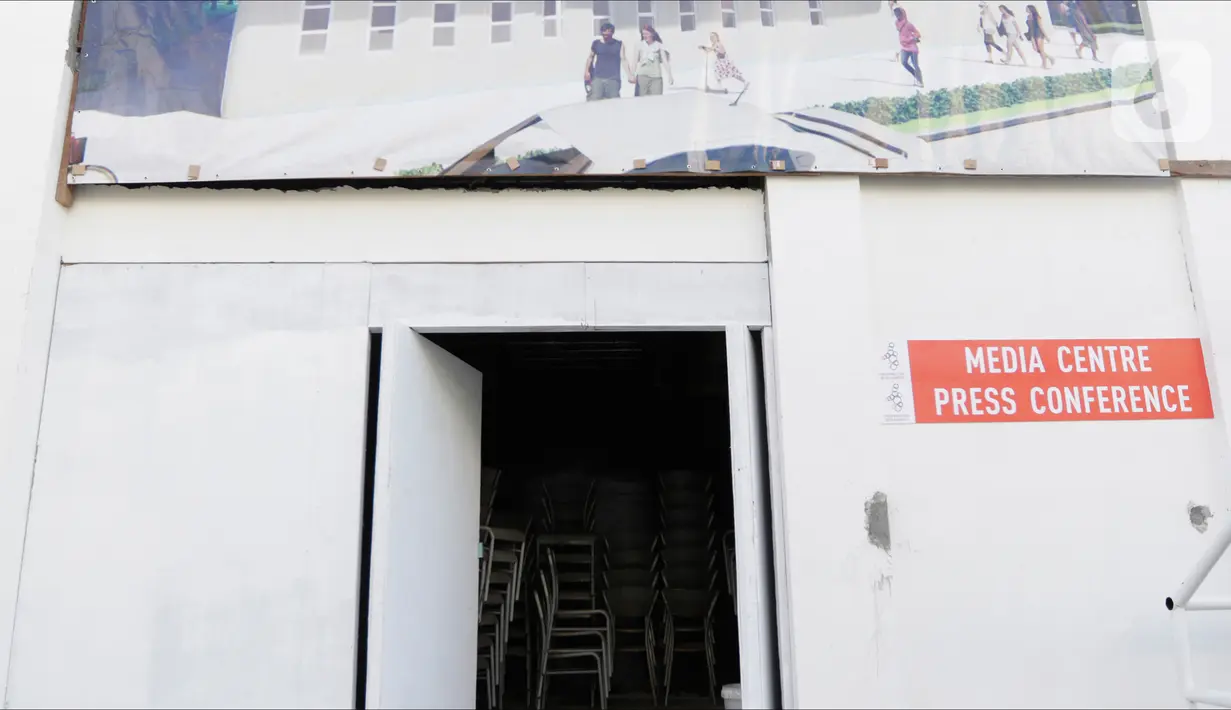 Tampak luar media center dari Stadion Rizal Memorial di Manila, Filipina, Senin (25/11/2019). Meski akan digunakan untuk ajang SEA Games 2019, kondisi ruangannya sangat memprihatinkan. (Bola.com/M Iqbal Ichsan)