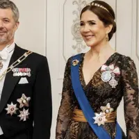 Ratu Mary dari Denmark memukau dunia dengan penampilannya mengenakan tiara emas kuning langka berusia lebih dari seabad dalam kunjungan kenegaraan ke Finlandia.