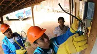 Petugas PLN Rayon Jepara Distribusi Jawa Tengah & DIY yang melakukan penggantian kWh meter tua dan penyambungan listrik gratis bagi keluarga tidak mampu. (Dok PLN)