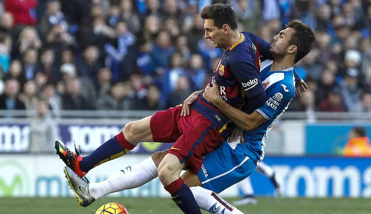Penyerang Barcelona, Lionel Messi, badannya ditarik gelandang Espanyol, Jordan, pada laga La Liga Spanyol.  Pada pertandingan itu penguasaan bola Barca mencapai 67 persen. (EPA/Qiuque Garcia)