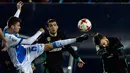 Penyerang Real Madrid, Borja Mayoral (kanan) berebut bola dengan gelandang Leganes, Gerard Gumbau saat bertanding di perempat final Copa del Rey di Estadio Municipal de Butarque (18/1). Madrid menang tipis 1-0 atas Leganes. (AFP Photo/Oscar Del Pozo)