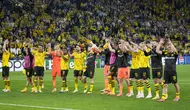 Selebrasi para pemain Borussia Dortmund di hadapan para pendukung merayakan kemenangan 1-0 atas PSG pada laga leg pertama semifinal Liga Champions 2023/2024 di Signal Iduna Park Stadium, Dortmund, Rabu (1/5/2024). (AP Photo/Martin Meissner)