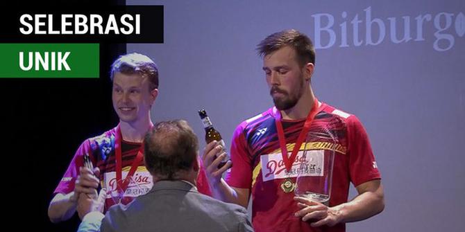 VIDEO: Kalahkan Ganda Indonesia, Atlet Denmark Ini Selebrasi Minum Bir di Podium