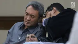 Terdakwa dugaan suap pengurusan sejumlah perkara, Eddy Sindoro saat menjalani sidang lanjutan di Pengadilan Tipikor, Jakarta, Jumat (15/2). Eddy didakwa suap terkait pengurusan sejumlah perkara di PN Jakarta Pusat. (Liputan6.com/Helmi Fithriansyah)