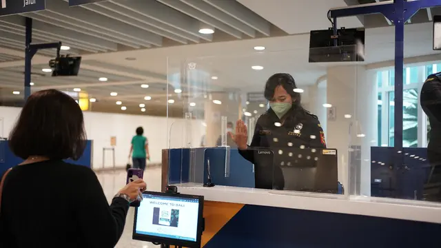 Petugas Bea Cuka  tengah memandu penumpang menggunakan electronic customs declaration (e-CD). (Istimewa)
