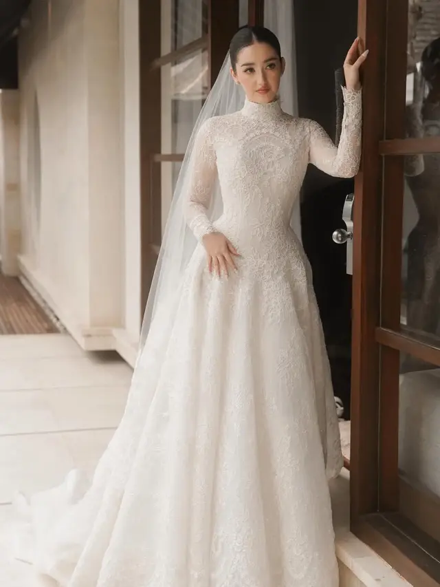 Gaun pemberkataan Ranty Maria yang Dibuat Hian Tjen . [@hiantjen]