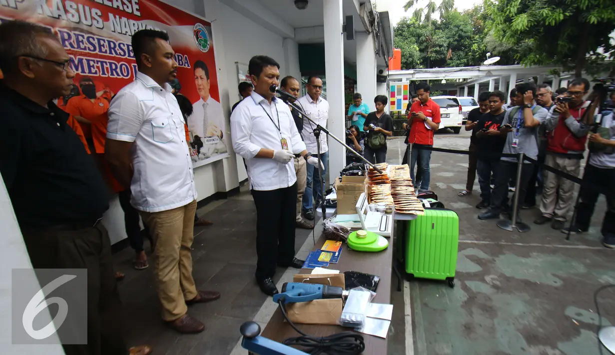 Ditnarkoba Polda Metro Jaya Kombes Pol Nico Afinta saat merilis narkoba jenis gorila di Polda Metro Jaya, Jakarta, Minggu (22/1). Pelaku dibekuk polisi di masing-masing kediamannya, di wilayah Jakarta Selatan dan Kota Bekasi. (Liputan6.com/Helmi Affandi)