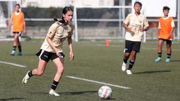 Pemain keturunan, Noa Leatomu menggiring bola saat berlatih bersama Timnas Indonesia Putri di Lapangan ABC, Senayan, Jakarta, Rabu (26/06/2024). (Bola.com/M Iqbal Ichsan)