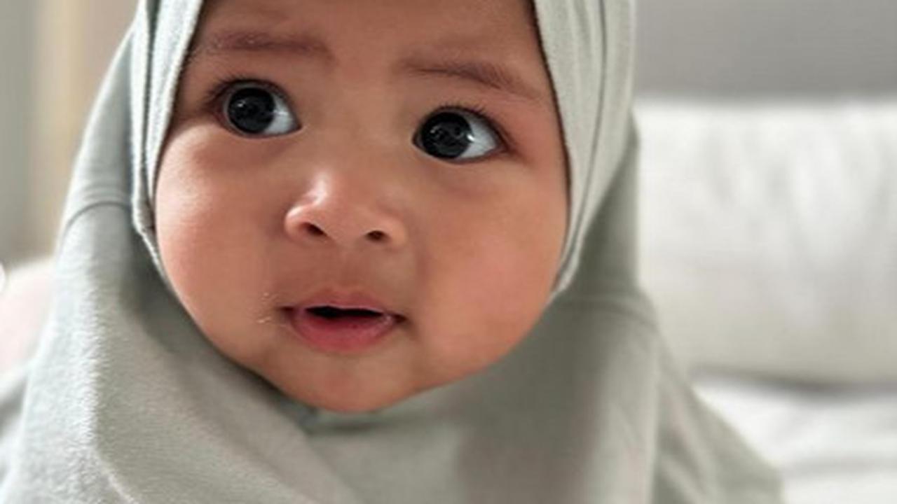 Potret Baby Lily Berhijab Bikin Gemas, Pipi Makin Chubby dan Disebut Mirip Banget Rayyanza