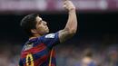 Penyerang Barcelona, Luis Suarez merayakan golnya ke gawang Espanyol, Luis mencetak dua gol pada lanjutan La Liga Spanyol pekan ke-37 di Stadion Camp Nou, (8/5/2016). (REUTERS/Albert Gea)