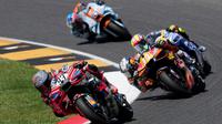 Pembalap Spanyol, Marc Marquez, dari tim Ducati Lenovo mengendalikan sepeda motornya diikuti oleh pembalap Spanyol, Pedro Acosta, dari tim Red Bull KTM Factory Racing selama balapan MotoGP Grand Prix Italia di sirkuit Mugello di Scarperia, Italia, Minggu, 31 Mei 2026. (AP Photo/Antonio Calanni)
