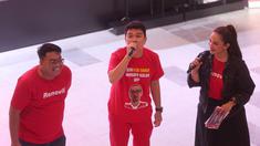 Aldi Taher menggunakan kaos dengan gambar coach Justin dalam acara Roaring Night Nobar Arsenal versus Wolverhampton Wanderers di Pasren Asthana, Ampera, Jakarta Selatan, Sabtu (2/12/2023) malam WIB. (Bola.com/M Iqbal Ichsan)