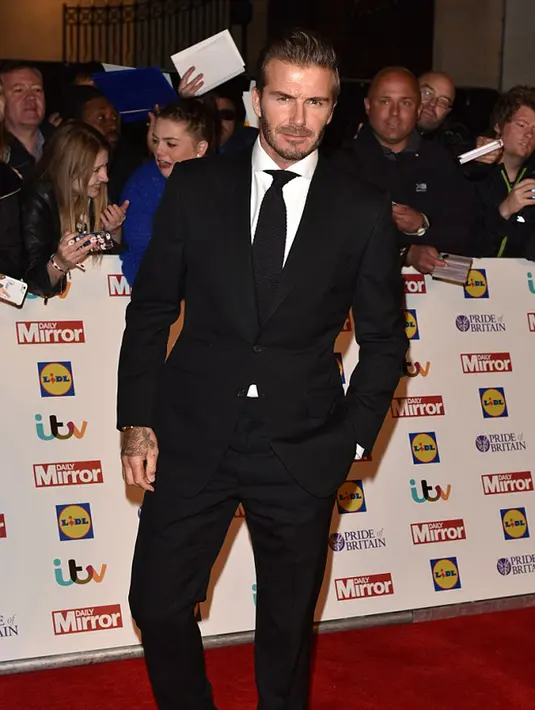 David Beckham yang biasa tampil memukau di lapangan hijau kini ia membuat seluruh mata tertuju padanya dengan setelan jas yang dipakainya di acara The Pride Of Britain Awards, Senin (28/9/2015). (via dailymail.co.uk)