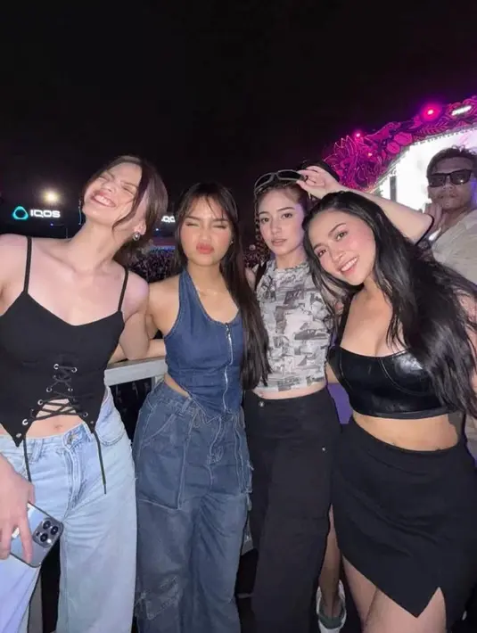 Terlihat juga Fuji An yang tampil dengan denim on denim, simple tapi stylish! Di sampingnya, ada sang calon ipar, Maudy Efrosina yang mengenakan corset tank top hitam dan celana jeans. [@rachelvennya].