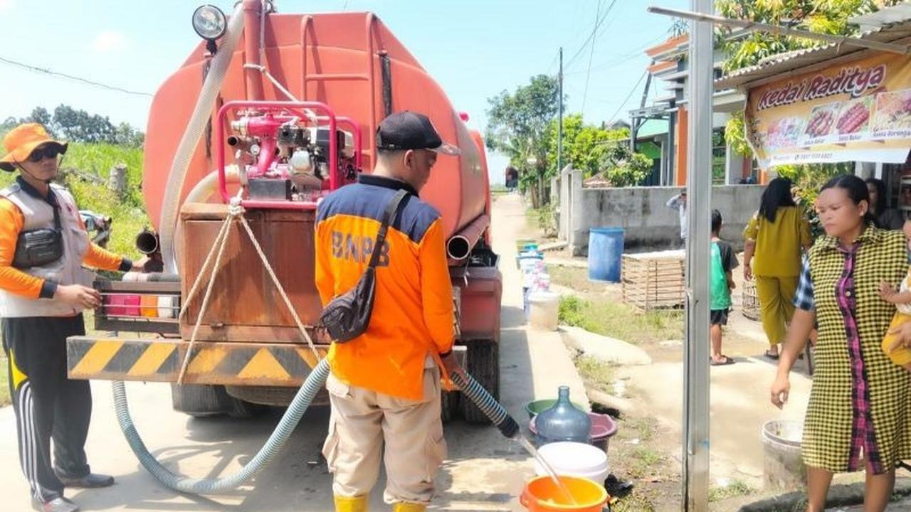 BPBD Demak Gerak Cepat: Droping Air Bersih dan Pembersihan Pasca Banjir
