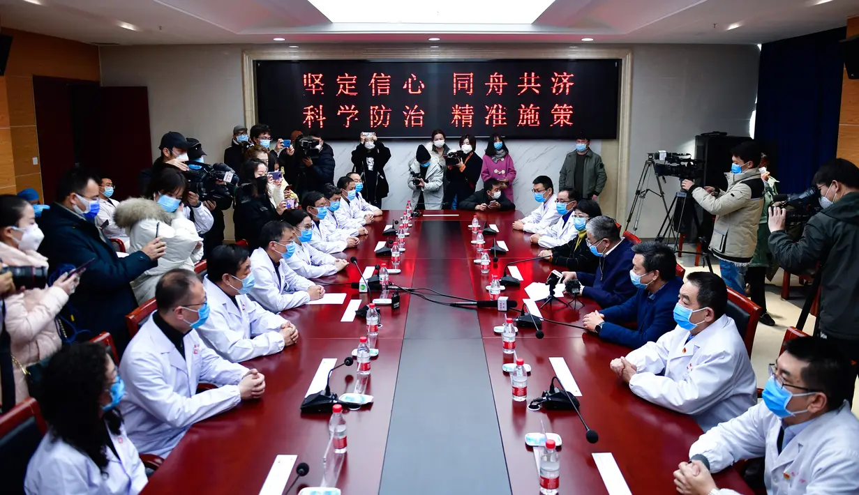 Para pakar memberikan keterangan terkait situasi pasien yang menderita pneumonia akibat coronavirus baru (novel coronavirus pneumonia/NCP) di Rumah Sakit Umum Rakyat Keempat Provinsi Qinghai di Xining, Provinsi Qinghai, China barat laut (21/2/2020). (Xinhua/Zhang Long)