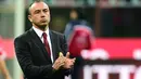 Pelatih AC Milan, Cristian Brocchi memberikan dukungan kepada anak asuhnya saat melawan Carpi FC pada lanjutan Serie A Italia di Stadion Giuseppe Meazza, Milan, Italy,Kamis (21/4/2016) atau Jumat dini hari WIB. (AFP/Giuseppe Cacace)