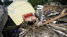 Alamat sebuah bangunan utilitas dicat di bagian belakang di jembatan dengan puing-puing lainnya di Waverly, Tennessee, Rabu (25/8/2021). Hujan deras menyebabkan banjir di Tennessee Tengah dan mengakibatkan puluhan orang tewas karena rumah dan jalan pedesaan hanyut. (AP Photo/Mark Humphrey)