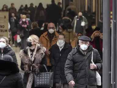 Orang-orang berjalan di pusat kota Essen, Jerman, di mana sebagian besar toko hanya mengizinkan pelanggan yang pulih atau divaksinasi, Rabu (12/1/2022). Jerman pada Rabu melaporkan lebih dari 80.000 kasus virus korona dalam sehari yang merupakan tertinggi sejak pandemi. (AP Photo/Martin Meissner)