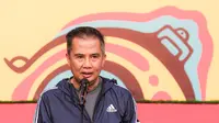 PJ Gubernur Jawa Barat, Bey Triadi Machmudin, memberikan sambutan saat Trophy Experience Piala Dunia U-17 2023 di Bandung, Minggu (22/10/2023) pagi WIB. (Bola.com/Bagaskara Lazuardi)