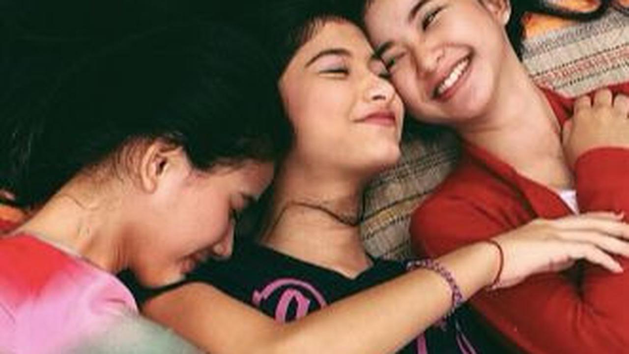 Lantaran berkecimpung di dunia FTV, Faye punya banyak teman sesama aktris termasuk Vanessa Angel. Salah satu teman Faye yang dijuluki ratu FTV tentunya adalah Adinda Adzani.