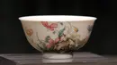 Wujud mangkuk falangcai dari Dinasti Qing ditunjukkan selama pratinjau media di rumah lelang Sotheby's, Hong Kong, Kamis (30/8). Mangkuk tersebut diprediksi bisa terjual hingga USD 25,6 juta atau sekitar Rp 377 miliar. (AP Photo/Kin Cheung)