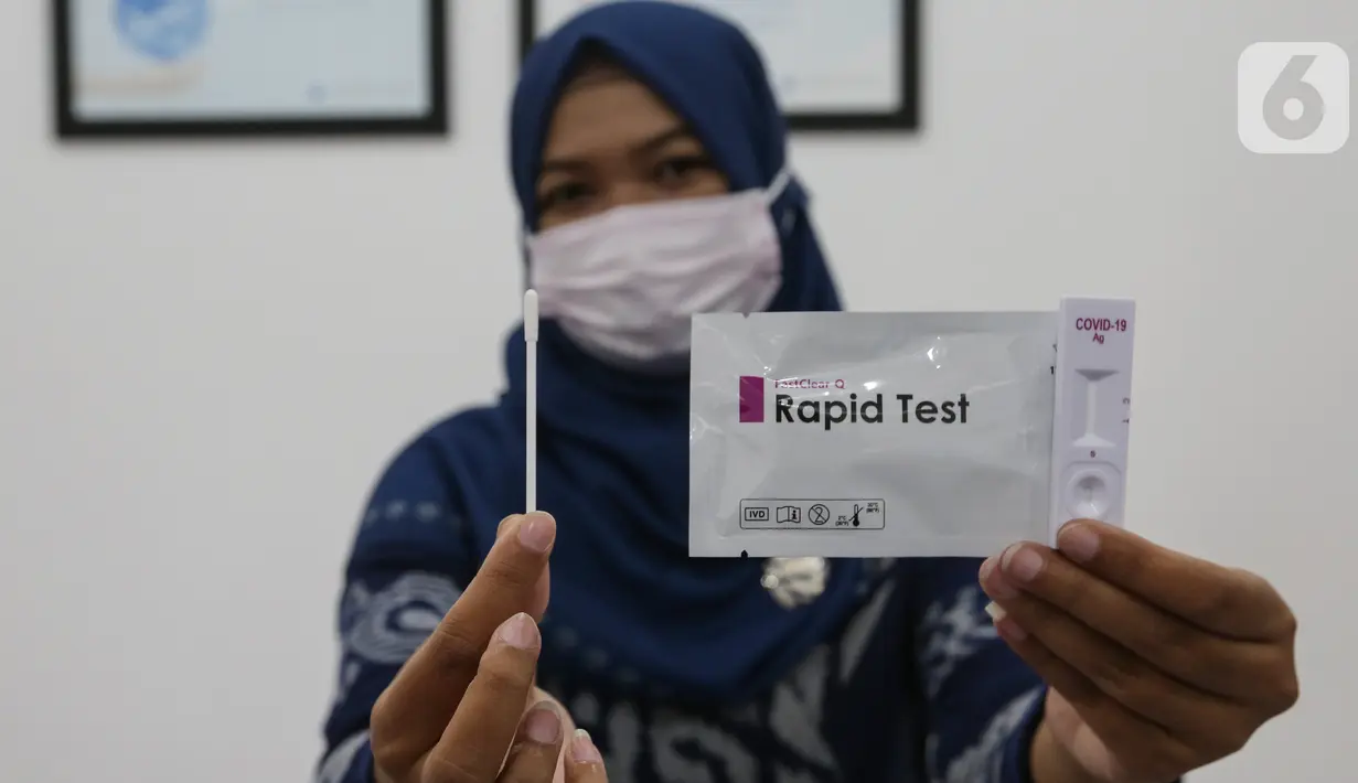 Karyawan menunjukkan alat diagnostik kesehatan berupa Rapid Test Covid-19 di sela-sela peresmian pabrik PT Standard Biosensor Healthcare (SBH), Purwakarta, Jabar, Kamis (20/1/2022). SD Biosensor bermitra dengan SBH memproduksi alat uji diagnostik kesehatan dalam negeri. (Liputan6.com/Fery Pradolo)