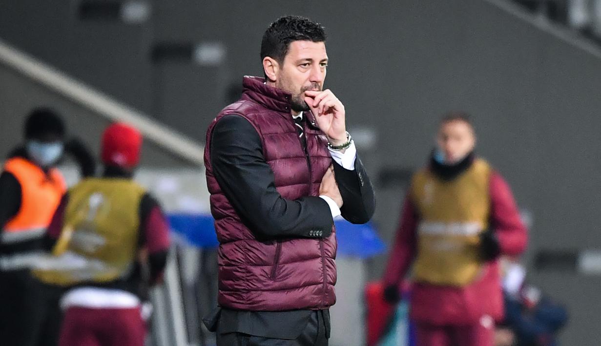 Pelatih AC Milan, Daniele Bonera, memperhatikan pemainnya saat menghadapi Lille pada laga lanjutan Liga Europa di Stade Pierre Mauroy, Jumat (27/11/2020) dini hari WIB. AC Milan bermain imbang 1-1 menghadapi Lille. (AFP/Dennis Charlet/pool)