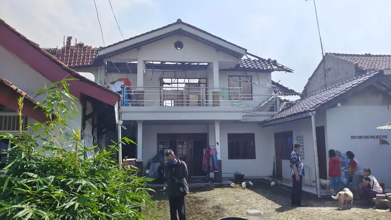 Rumah warga turut terbakar akibat kebakaran gudang JNE Cimanggis,