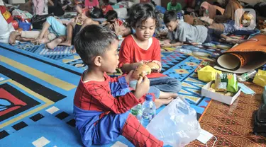 Anak-anak saat bermain di pengungsian di Kantor Kelurahan Jembatan Lima, Tambora, Jakarta Barat, Rabu (27/7/2022).  Kebakaran yang terjadi pada Selasa (26/7/2022) dini hari tersebut sedikitnya menghanguskan 48 rumah di RT 04 dan 05, RW 08 Kelurahan Jembatan Lima dan memaksa 75 KK yang terdiri atas 300 jiwa kehilangan tempat tinggal. (merdeka.com/Iqbal S Nugroho)