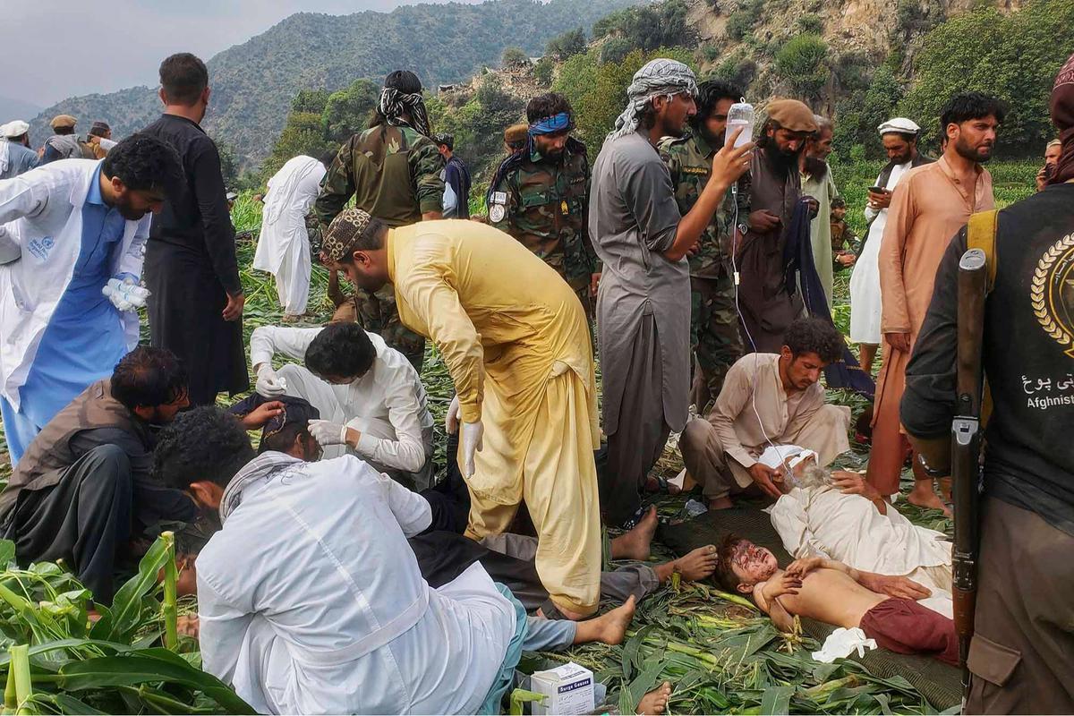 FOTO: Pemandangan Pilu, Gempa Hancurkan Satu Desa di Afghanistan