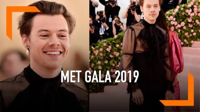 Mantan personel One Direction, Harry Styles menjadi sorotan pada Met Gala 2019. Ia mengenakan busana dari Gucci dengan konsep blouse transparan.