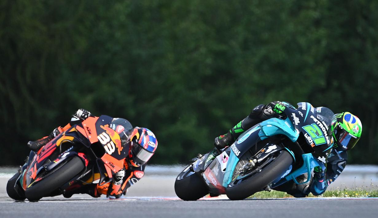 Pembalap KTM, Brad Binder dan Pembalap Petronas Yamaha, Franco Morbidelli, saat beraksi pada balapan MotoGP Republik Ceska di Sirkuit Brno, Minggu (9/8/2020). Brad Binder menjadi yang tercepat dengan catatan waktu 41 menit 38,764 detik. (AFP/Joe Klamar)