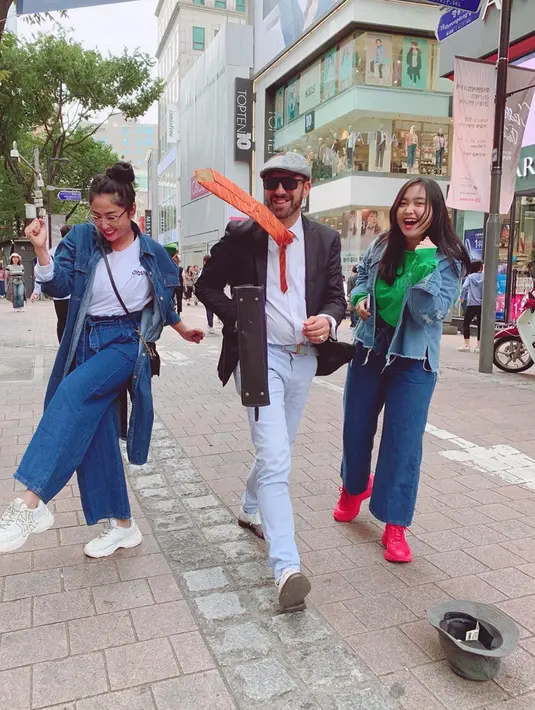 Lebby memang sering terlihat menghabiskan waktu bersama Dewi Perssik. Bakat bernyanyi yang dimilikinya terus di asah bersama pendangdut yang dikenal dengan goyang ngebor.
(Liputan6.com/IG/@lebbywilayati)
