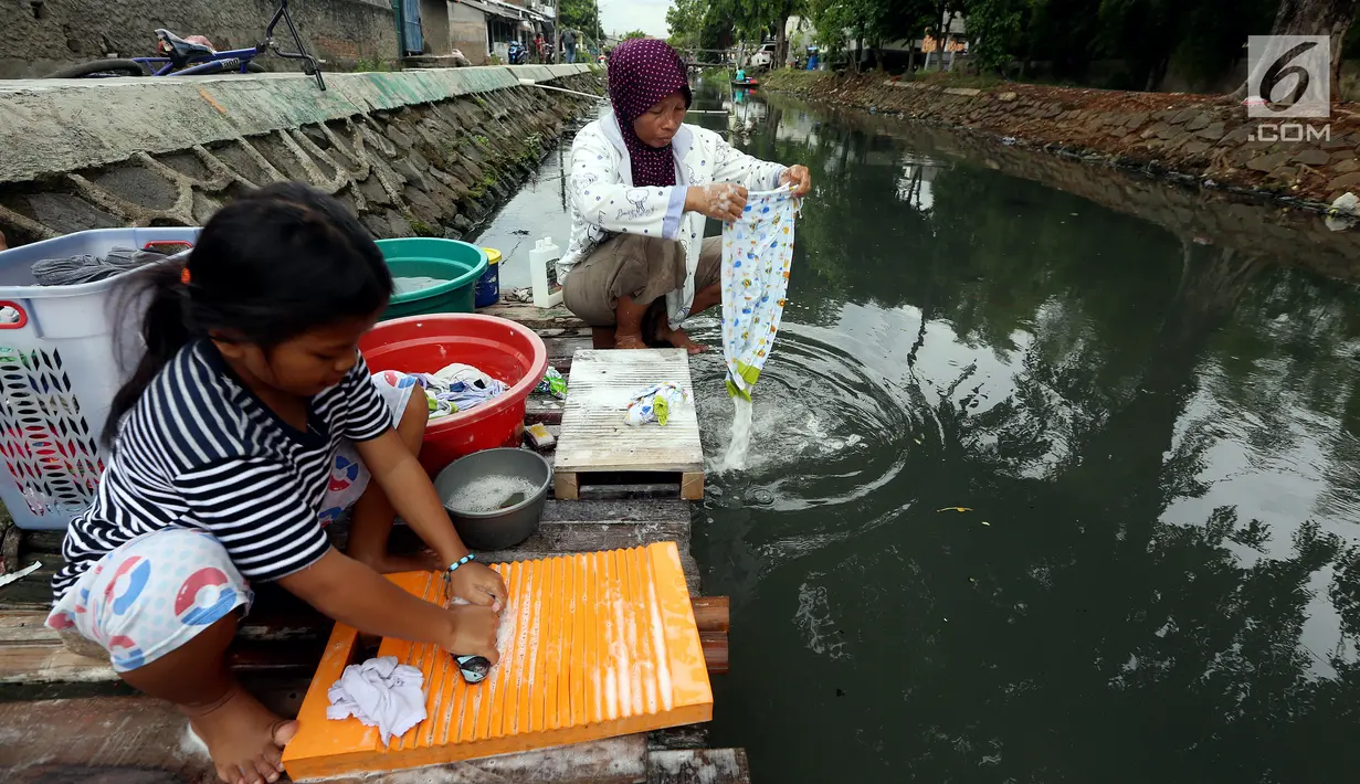 Warga memanfaatkan aliran Kali Maja untuk mencuci pakaian, Jakarta, Selasa (7/11). Warga dikawasan tersebut terpaksa memanfaatkan air kali untuk mencuci dikarenakan air di rumah mereka keruh dan asin. (Liputan6.com/JohanTallo)