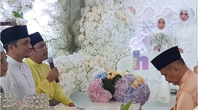 Pengusaha media itu meminang Bella dengan menyerahkan maskawin pernikahan sebanyak RM300. Dalam pernyataannya seperti dilansir dari MStar, Engku berharap pernikahannya di berkati Allah dan bertahan selama-lamanya. (Instagram/officialhlive)