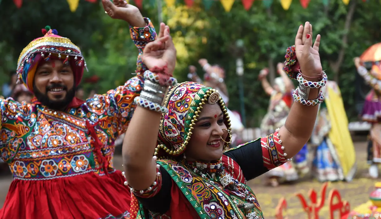 Dua penari berpartisipasi dalam latihan tari 'Garba' menjelang festival 'Navratri' di Ahmedabad (5/10). 'Navratri' atau festival tari dimulai 10 Oktober 2018 dan memuncak dengan perayaan 'Dussehra'. (AFP Photo/Sam Panthaky)