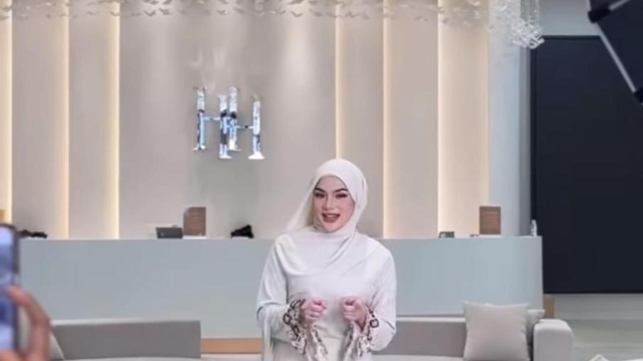 Pemotretan Terbaru Davina Karamoy dengan Hijab, Cantik Memukau dengan Makeup Timur Tengah
