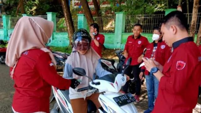 Red Gank dan The Macz Man juga ikut serta melakukan aksi sosial memerangi virus corona Covid-19.