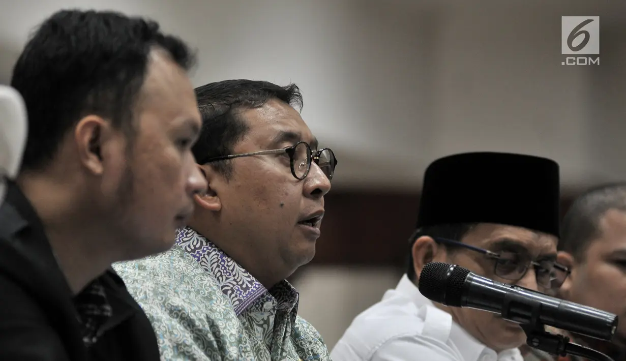 Wakil Ketua DPR RI Fadli Zon berbicara saat bertemu dengan pihak Pengadilan Tinggi DKI Jakarta, Senin (4/2). Fadli mempertanyakan dasar hukum penahanan Ahmad Dhani terkait kasus pelanggaran UU ITE. (Merdeka.com/Iqbal Nugroho)