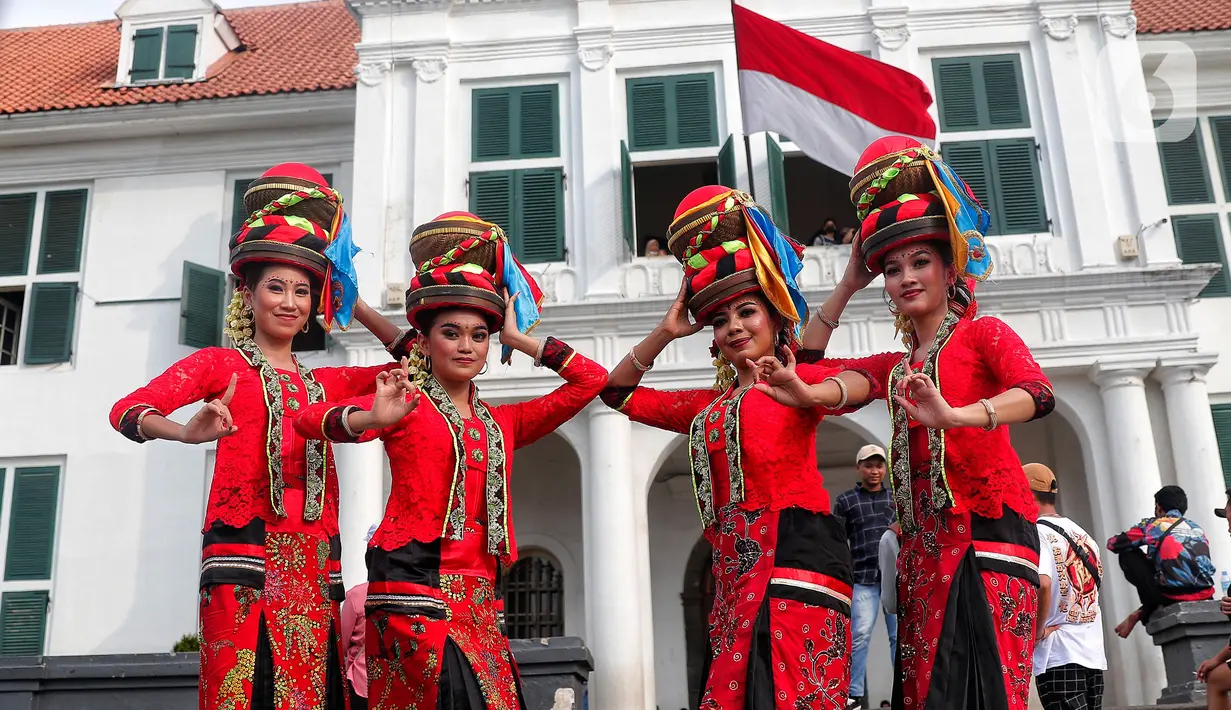 Penari menampilkan tarian daerah saat pagelaran Hari Tari Sedunia di kawasan Taman Fatahillah, Kota Tua, Jakarta, Sabtu (6/5/2023). (Liputan6.com/Angga Yuniar)