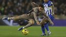 Pemain Tottenham Hotspur, Brennan Johnson (kiri) terjatuh saat berebut bola dengan pemain Brighton, Igor Julio pada laga lanjutan Liga Inggris 2023/2024 di American Express Community Stadium, Brighton, Inggris, Jumat (29/12/2023) dini hari WIB. (AP Photo/Ian Walton)