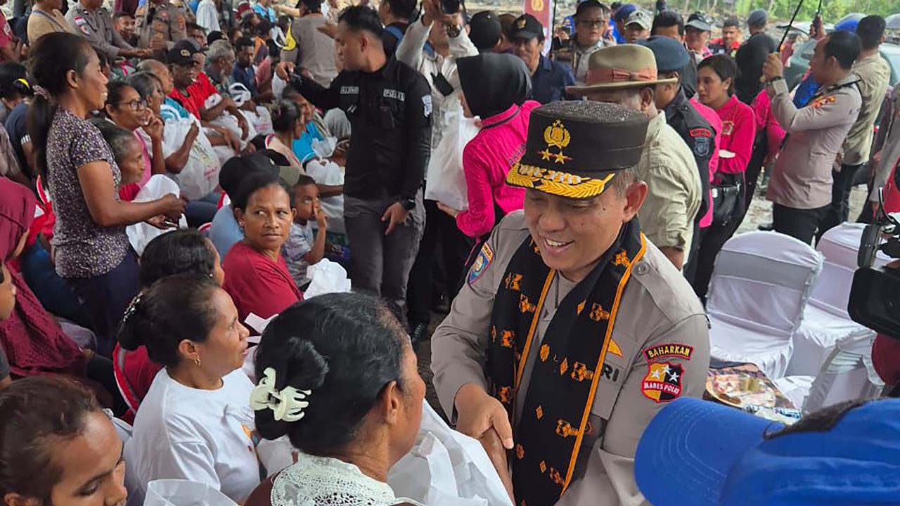FOTO: Polri Salurkan Bantuan untuk Korban Banjir Bandang Mauponggo